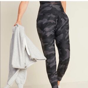 Old Navy Active Gray Black Camo Powersoft Jeggings Leggings Size Small